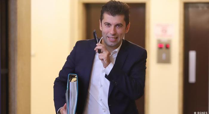 Изпада ли Кирил Петков от служебния кабинет? Отговорът